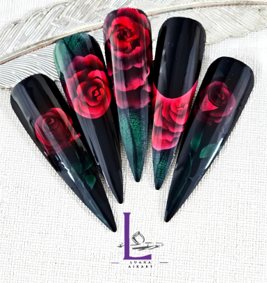 Airbrush Nailart mit roten Rosen auf tiefschwarzen Untergrund