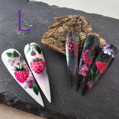Airbrush Nailart mit detailreichen Himbeeren und filigranen Blättern