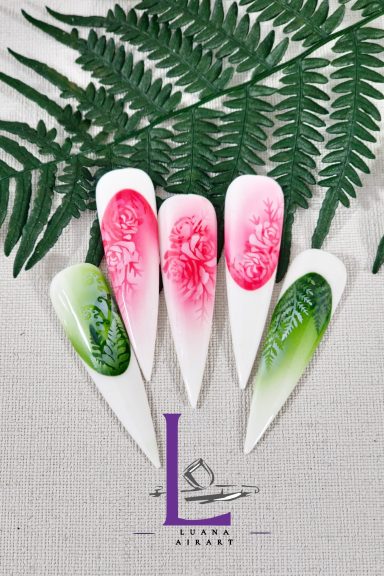 Airbrush Nailart mit zarten Rosen und schönen Blättern