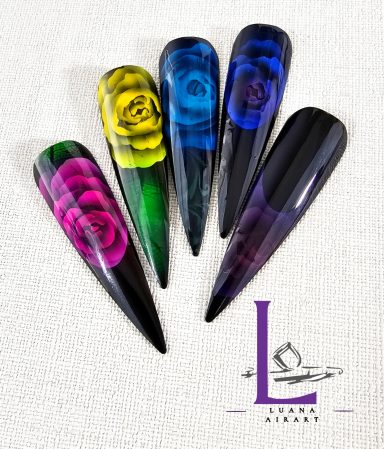 Dramatische Airbrush-Nailart mit leuchtenden Rosen auf schwarzen Untergrund