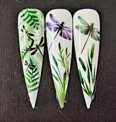 Luftige Nailart mit Farnblättern und Libellen