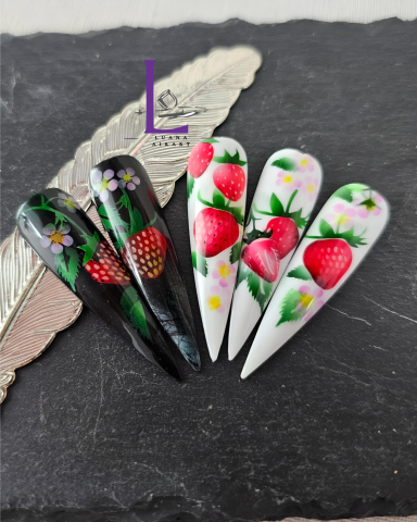 Realistische Airbrush-Nailart mit Erdbeeren und Blättern