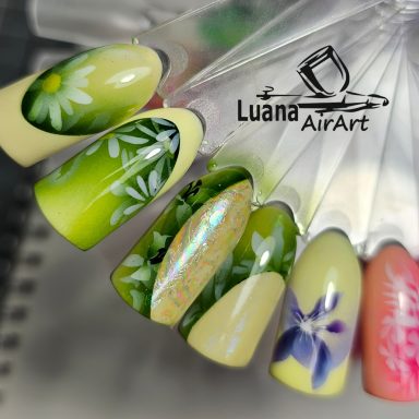 Airbrush Nailart mit zarten Blumen und floralen Elementen 