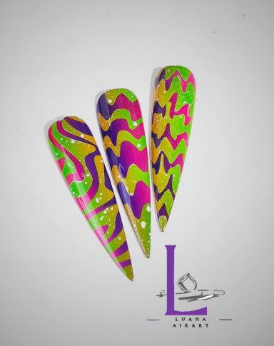 Bunte Nailart mit kreativen Farbverlauf und grafischen Mustern