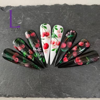 Airbrush Nailart mit leuchtenden Kirschen und Blättern